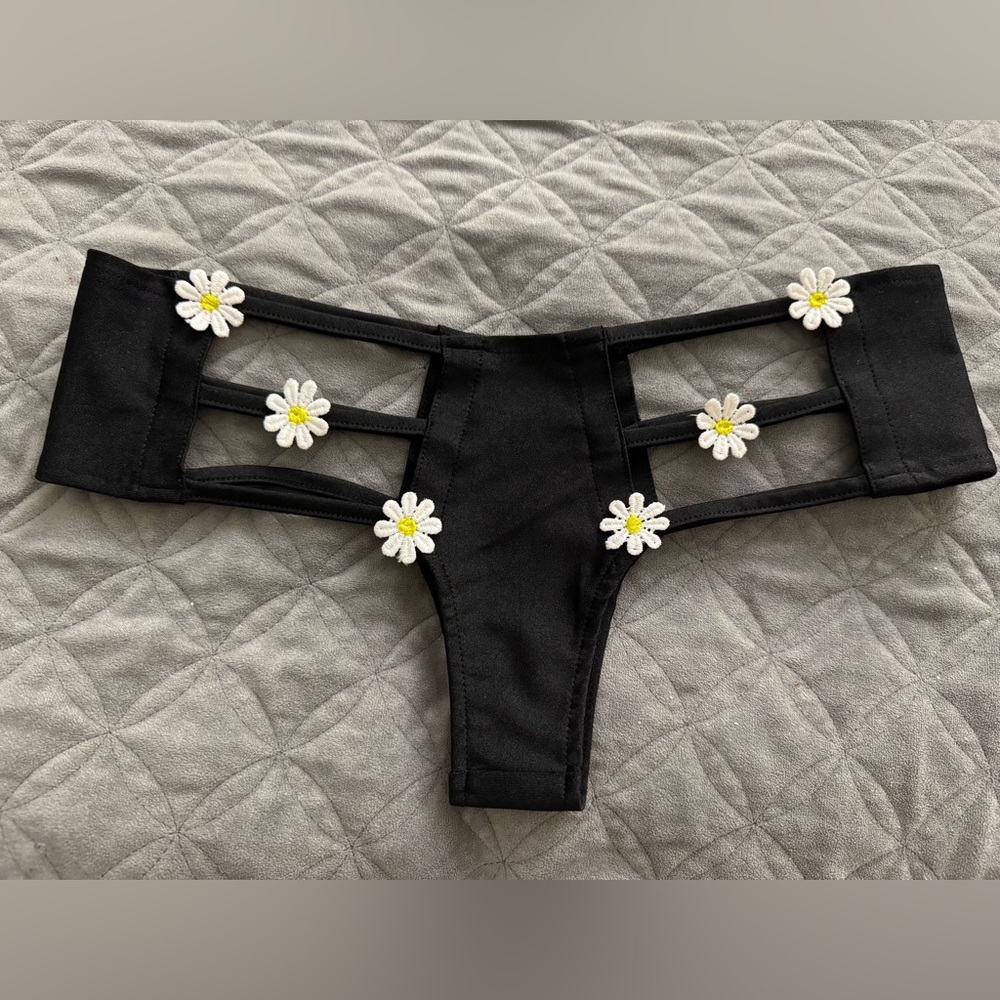 I Heart Raves - Black Strappy Bottoms w/Embroidered Daisies - Sz. M